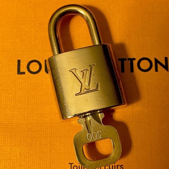 Louis Vuitton brass lock set with key #300 Authentic padlock Nice - Picture 1 of 4